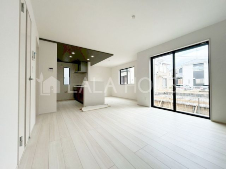 リビング 陽当り良好。日差しの差し込む明るい部屋は光熱費も節約できます。