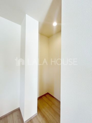 �L�b�`�� ��Ƃ肠��L�b�`�����ɁA�l�C�̃p���g���[���[��ݒu�B�Ɠd��H�i�̕ۊǂɕ֗��ł���