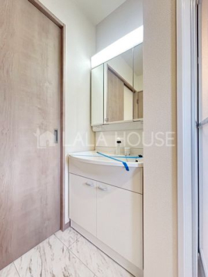 ���ʑ�E���ʏ� ����������X�^�C���b�V���ȃf�U�C���̐��ʉ��ϑ�