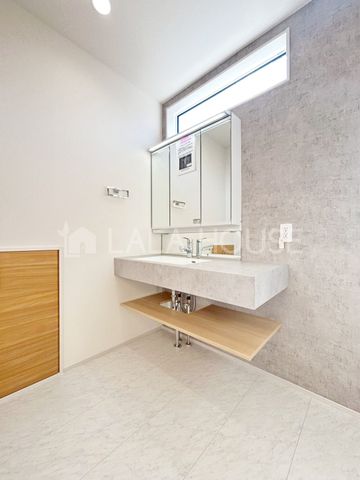 ʑEʏ X^CbVȃfUC̐ʉϑ