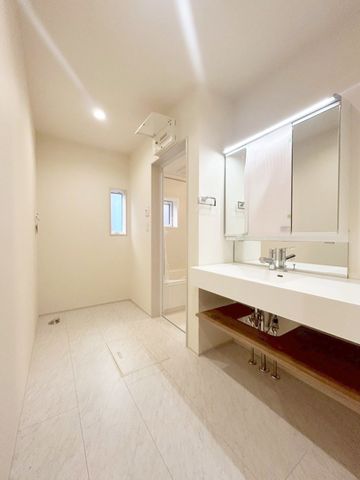 ���ʑ�E���ʏ� ����������V���v���ȃf�U�C���̐��ʉ��ϑ�I