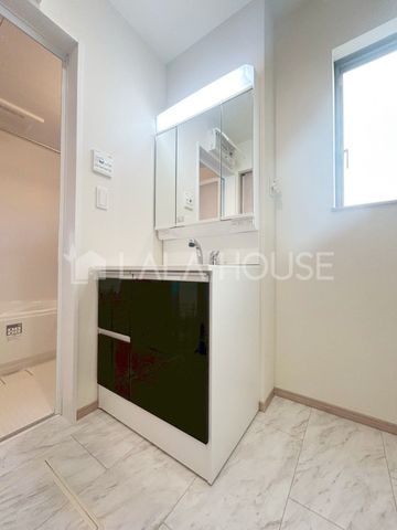 ���ʑ�E���ʏ� ����������X�^�C���b�V���ȃf�U�C���̐��ʉ��ϑ�