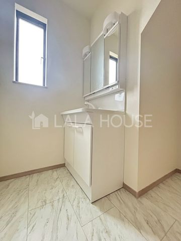 ���ʑ�E���ʏ� ����������X�^�C���b�V���ȃf�U�C���̐��ʉ��ϑ��