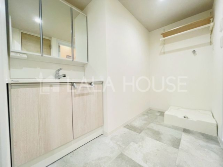 ���ʑ�E���ʏ� ����������X�^�C���b�V���ȃf�U�C���̐��ʉ��ϑ�