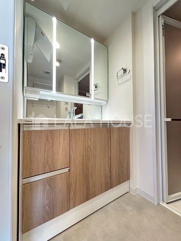 ���ʑ�E���ʏ� ����������X�^�C���b�V���ȃf�U�C���̐��ʉ��ϑ�