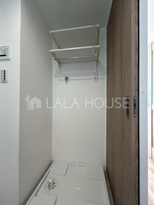 ���ʑ�E���ʏ� 3�ʃ~���[�̌��͎��[�X�y�[�X�������B�������̂�����͉̂B���āA�X�b�L���V���v���Ȑ��ʑ�ɁI