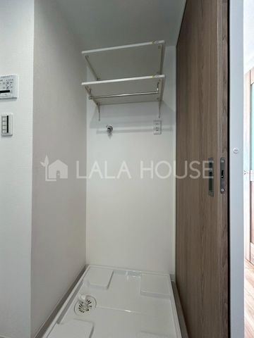 ���ʑ�E���ʏ� 3�ʃ~���[�̌��͎��[�X�y�[�X�������B�������̂�����͉̂B���āA�X�b�L���V���v���Ȑ��ʑ�ɁI