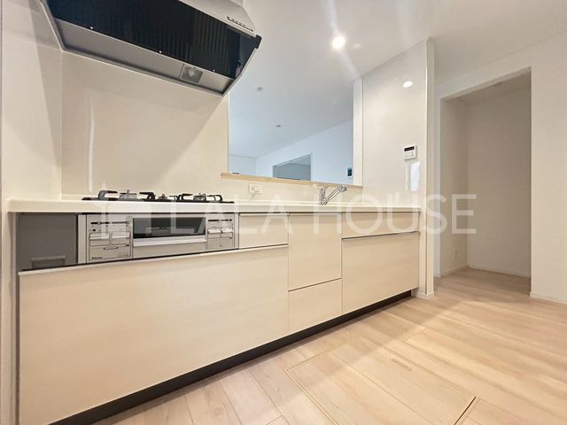 �L�b�`�� �����������Ƒ��ƌq����Ζʎ��L�b�`����L�b�`�����Ƀp���g���[���[����B