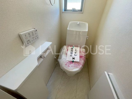 �g�C�� �g�C���ɂ͉��K�ȉ������֍��t��