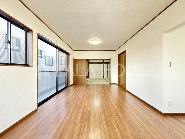 ���r���O -