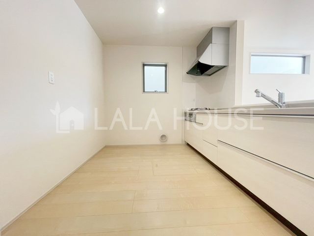 �L�b�`�� ��Ƃ肠��L�b�`�����ɁA�l�C�̃p���g���[���[��ݒu�B�Ɠd��H�i�̕ۊǂɕ֗��ł��B�①�ɂ��B���̂�