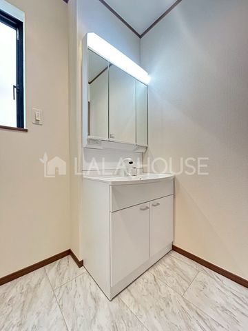 ���ʑ�E���ʏ� ����������X�^�C���b�V���ȃf�U�C���̐��ʉ��ϑ�