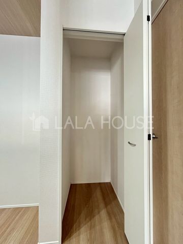 ���[ ��Ƃ肠��L�b�`�����ɁA�l�C�̃p���g���[���[��ݒu�B�Ɠd��H�i�̕ۊǂɕ֗��ł��B���������}�����X�b�L�������L�b�`���Ɂ�