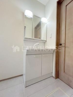 ���ʑ�E���ʏ� 3�ʃ~���[�̌��͎��[�X�y�[�X�������B�������̂�����͉̂B���āA�X�b�L���V���v���Ȑ��ʑ�ɁI