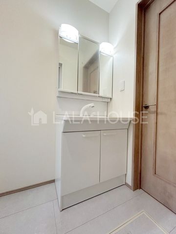 ���ʑ�E���ʏ� 3�ʃ~���[�̌��͎��[�X�y�[�X�������B�������̂�����͉̂B���āA�X�b�L���V���v���Ȑ��ʑ�ɁI