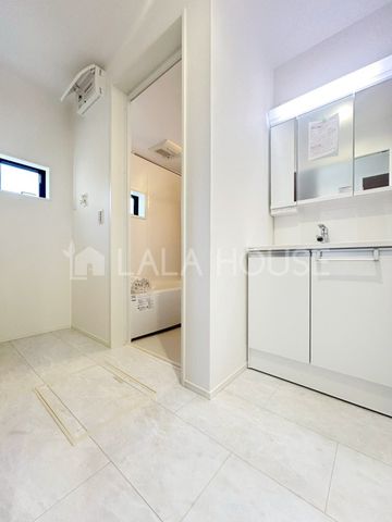 ���ʑ�E���ʏ� ����������X�^�C���b�V���ȃf�U�C���̐��ʉ��ϑ�