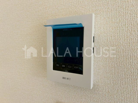  ���j�^�[�t���C���^�[�t�H���F���j�^�[�t���ł���΁A���ΑO�ɑ���̎p���m�F�ł���̂ŁA�s�R�҂̐N����h������A���������U��������肷�邱�Ƃ��\�ł��B