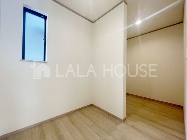 ���[ ��Ƃ肠��L�b�`�����ɁA�l�C�̃p���g���[���[�ƃt���[�X�y�[�X��ݒu�B�Ɠd��H�i�̕ۊǂɕ֗��ł��B���������}�����X�b�L�������L�b�`���Ɂ�