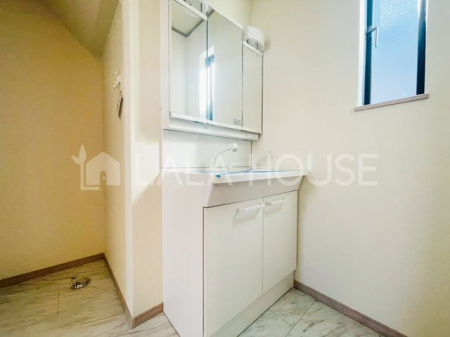 ���ʑ�E���ʏ� ����������X�^�C���b�V���ȃf�U�C���̐��ʉ��ϑ�