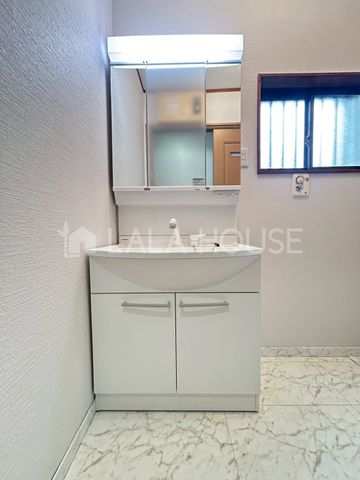 ���ʑ�E���ʏ� ����������X�^�C���b�V���ȃf�U�C���̐��ʉ��ϑ�