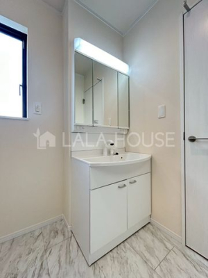 ���ʑ�E���ʏ� ����������X�^�C���b�V���ȃf�U�C���̐��ʉ��ϑ�