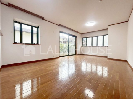 ���r���O ���t�H�[���ς݂̐V�����Z�܂��ŉ��K�ȕ�炵�����������邭�S�n�悢��Ԃ����񋟂��܂��B