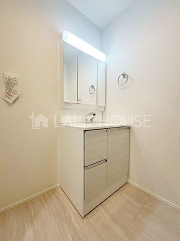 ���ʑ�E���ʏ� ����������X�^�C���b�V���ȃf�U�C���̐��ʉ��ϑ�