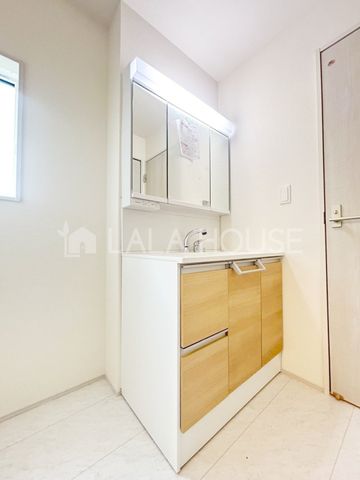 ���ʑ�E���ʏ� ����������X�^�C���b�V���ȃf�U�C���̐��ʉ��ϑ�