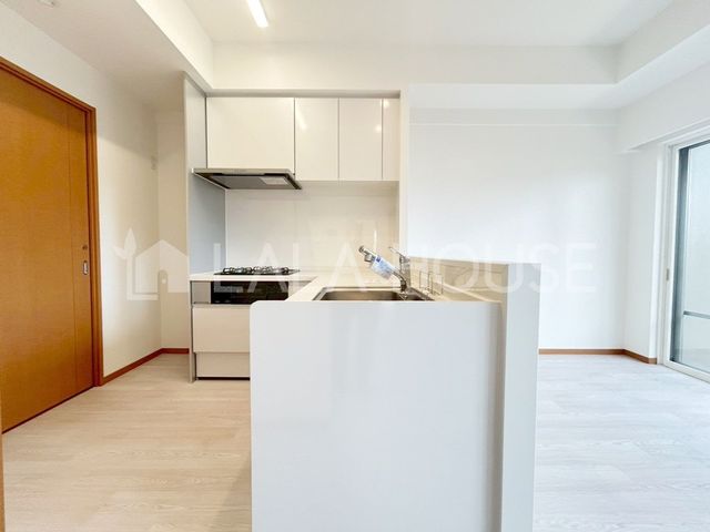 �L�b�`�� �����������Ƒ��ƌq����Ζʎ��L�b�`����