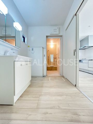 ���ʑ�E���ʏ� ����������X�^�C���b�V���ȃf�U�C���̐��ʉ��ϑ��L�b�`�����ɐ��ʎ������萅���̓����ɔz�������g������̂悢�Ԏ��ł���