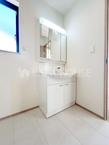 ���ʑ�E���ʏ� ����������X�^�C���b�V���ȃf�U�C���̐��ʉ��ϑ�