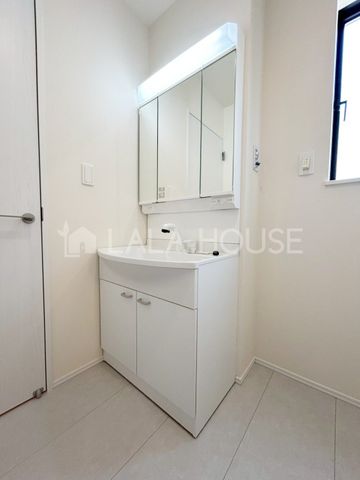 ���ʑ�E���ʏ� ����������X�^�C���b�V���ȃf�U�C���̐��ʉ��ϑ�