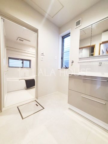 ���ʑ�E���ʏ� 3�ʃ~���[�̌��͎��[�X�y�[�X�������B�������̂�����͉̂B���āA�X�b�L���V���v���Ȑ��ʑ�ɁI