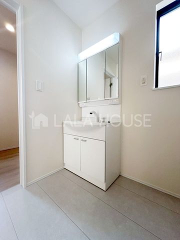 ���ʑ�E���ʏ� ����������X�^�C���b�V���ȃf�U�C���̐��ʉ��ϑ�