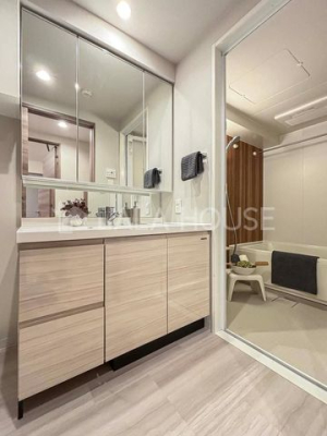 ���ʑ�E���ʏ� 3�ʃ~���[�̌��͎��[�X�y�[�X�������B�������̂�����͉̂B���āA�X�b�L���V���v���Ȑ��ʑ�ɁI