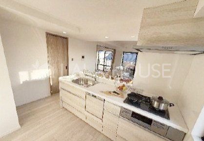 �L�b�`�� �����������Ƒ��ƌq����Ζʎ��L�b�`����