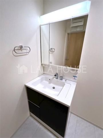 ���ʑ�E���ʏ� ����������X�^�C���b�V���ȃf�U�C���̐��ʉ��ϑ�