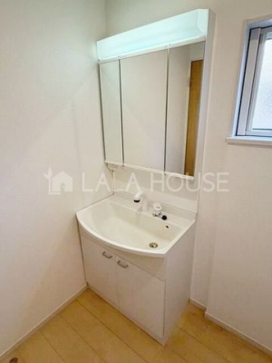 ���ʑ�E���ʏ� ����������X�^�C���b�V���ȃf�U�C���̐��ʉ��ϑ�