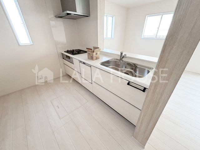 �L�b�`�� �����������Ƒ��ƌq����Ζʎ��L�b�`����
