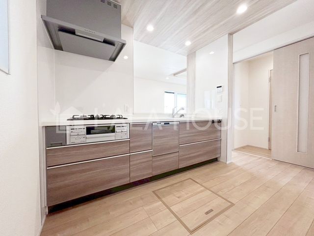 �L�b�`�� �����������Ƒ��ƌq����Ζʎ��L�b�`����