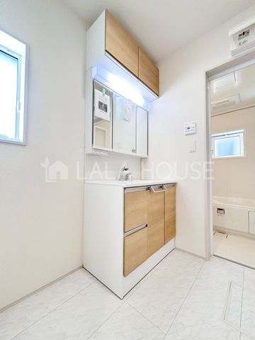 ���ʑ�E���ʏ� 3�ʃ~���[�̌��͎��[�X�y�[�X�������B�������̂�����͉̂B���āA�X�b�L���V���v���Ȑ��ʑ�ɁI