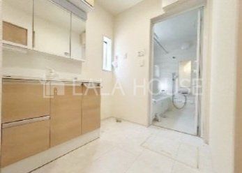 ���ʑ�E���ʏ� 3�ʃ~���[�̌��͎��[�X�y�[�X�������B�������̂�����͉̂B���āA�X�b�L���V���v���Ȑ��ʑ�ɁI