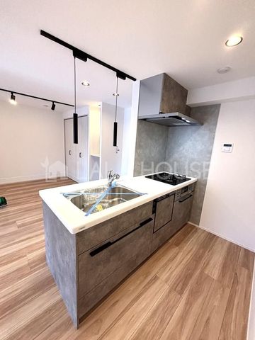 �L�b�`�� �����������Ƒ��ƌq����Ζʎ��L�b�`����