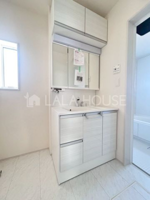 ���ʑ�E���ʏ� 3�ʃ~���[�̌��͎��[�X�y�[�X�������B�������̂�����͉̂B���āA�X�b�L���V���v���Ȑ��ʑ�ɁI