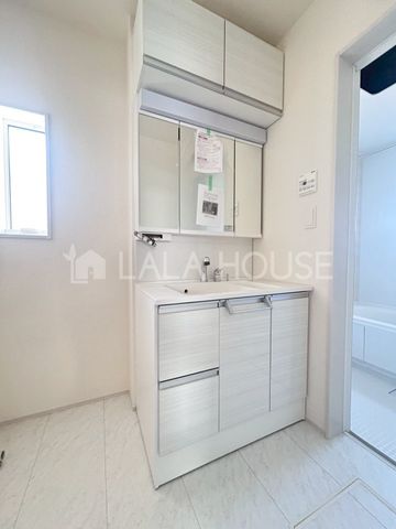 ���ʑ�E���ʏ� 3�ʃ~���[�̌��͎��[�X�y�[�X�������B�������̂�����͉̂B���āA�X�b�L���V���v���Ȑ��ʑ�ɁI