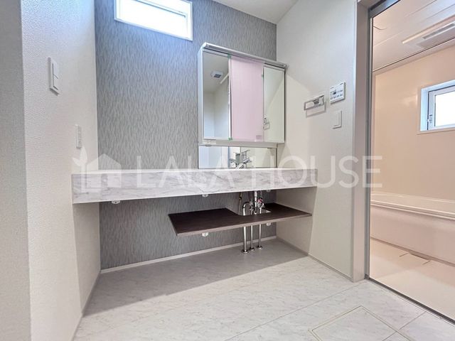 ���ʑ�E���ʏ� 3�ʃ~���[�̌��͎��[�X�y�[�X�������B�������̂�����͉̂B���āA�X�b�L���V���v���Ȑ��ʑ�ɁI