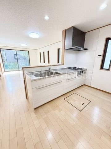 �L�b�`�� �����������Ƒ��ƌq����Ζʎ��L�b�`����